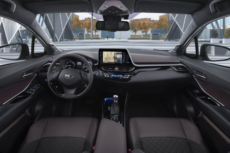 2016_Toyota_CHR_Hybrid_IntDetail_01